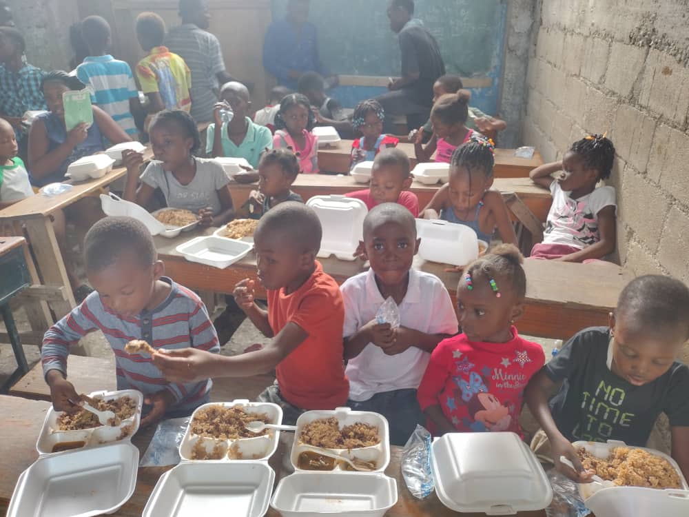 Distribution de fournitures scolaires